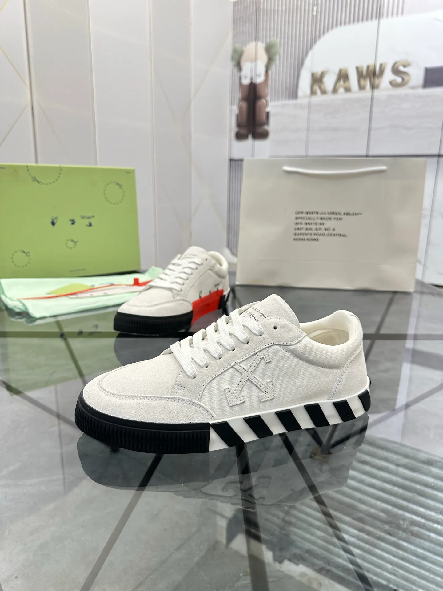 Selling men's shoes 💰: 💰P440¥ Product trademark: OFF WHITE * "OFF WHITE*" low-top casual shoes Regular size: 35-45 (can be customized to 46) Couple style Product materials: imported nubuck leather upper spliced ​​with original fabric, breathable lining, original outsole. No.: H203
